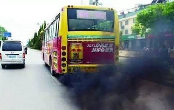 冒黑烟汽车-汽车污染 冒白黑汽车-汽车污染